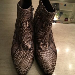 Unisa Ankle Boots, size 11